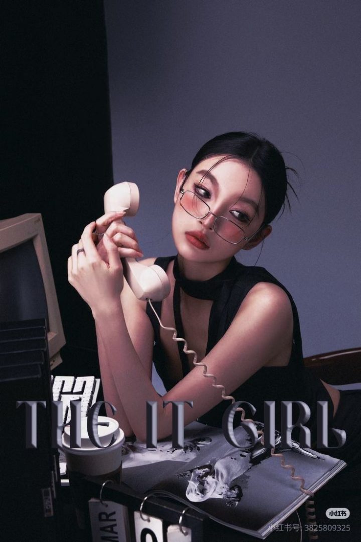 039 – Beauty đầm đen chụp cùng hoa hồng phấn