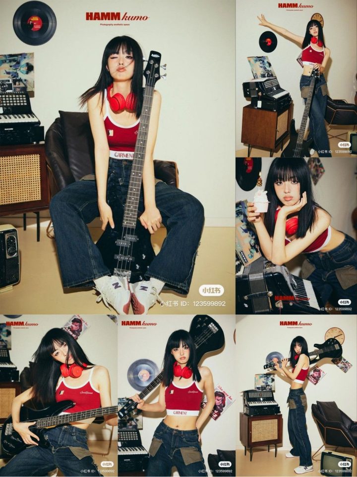 082 – Áo đỏ croptop tạo dáng trong phòng retro