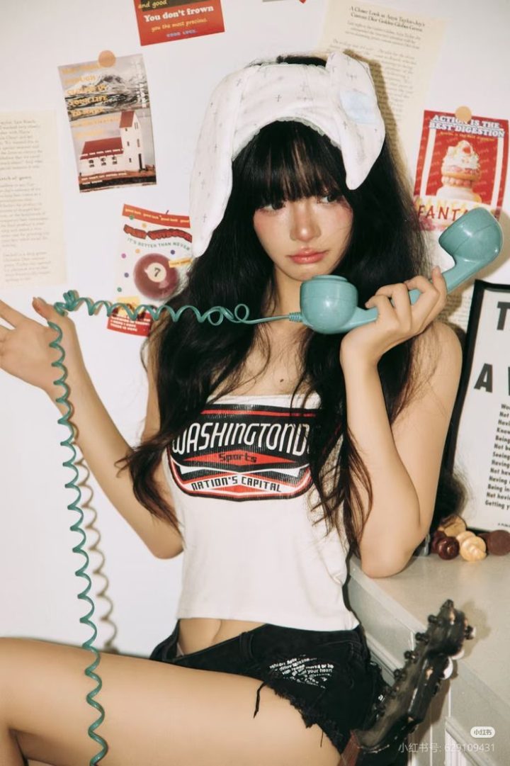 136 – Áo thể thao trắng mũ len và điện thoại retro