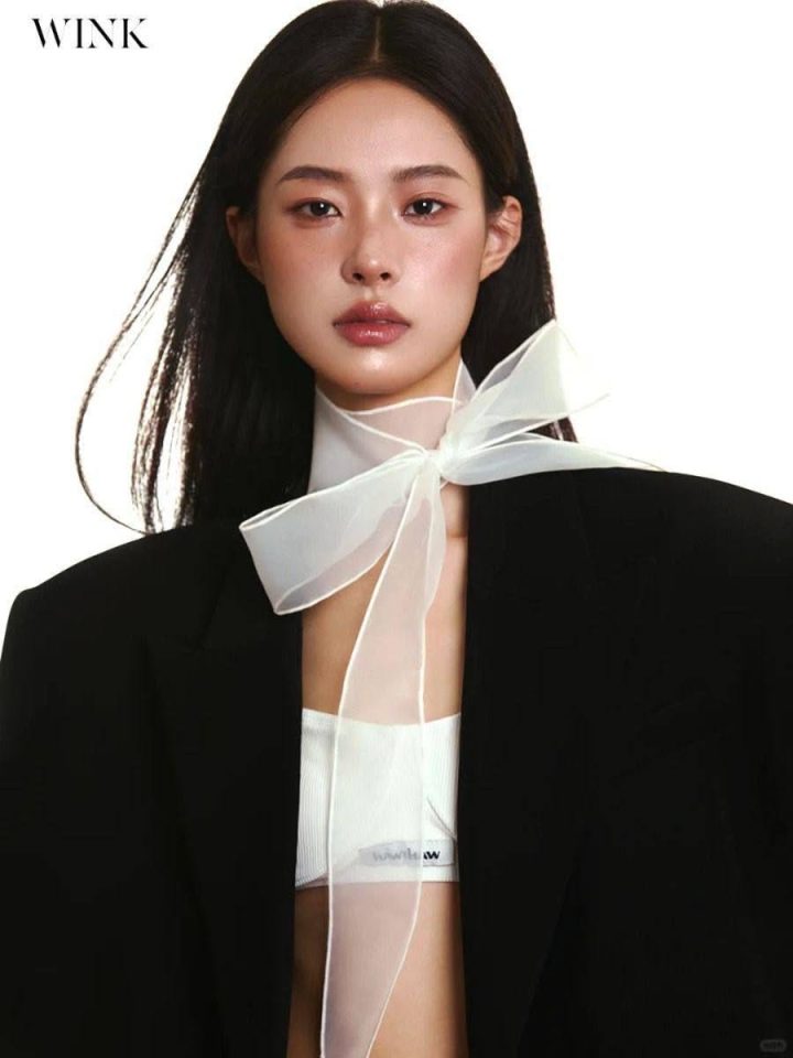 182 – Blazer đen khăn lụa trắng chân dung studio