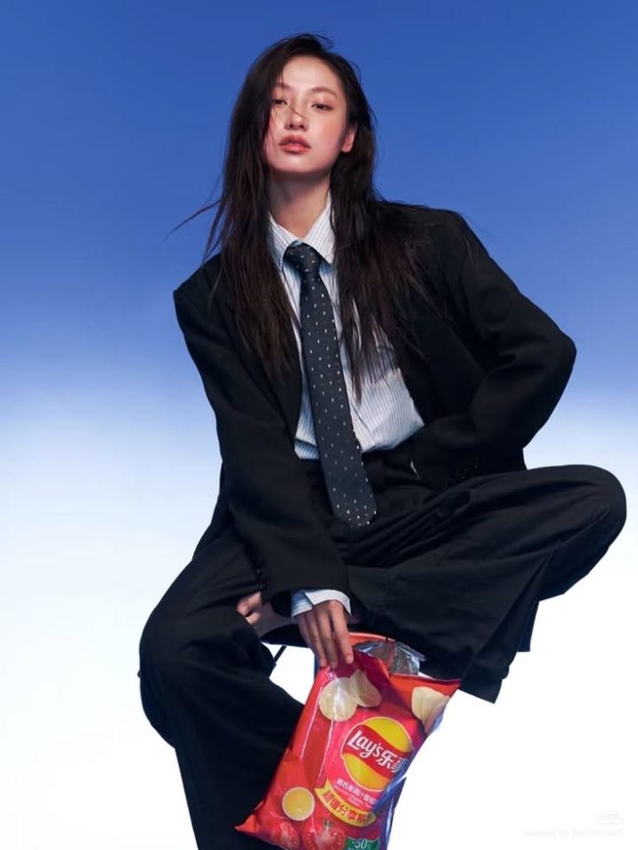 196 – Suit đen oversize phối cà vạt và túi màu nổi