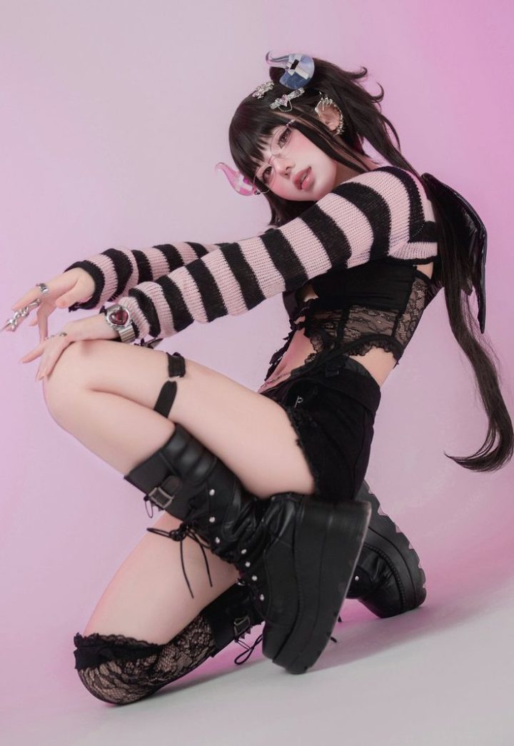 236 – Trang phục đen hồng phong cách goth Y2K