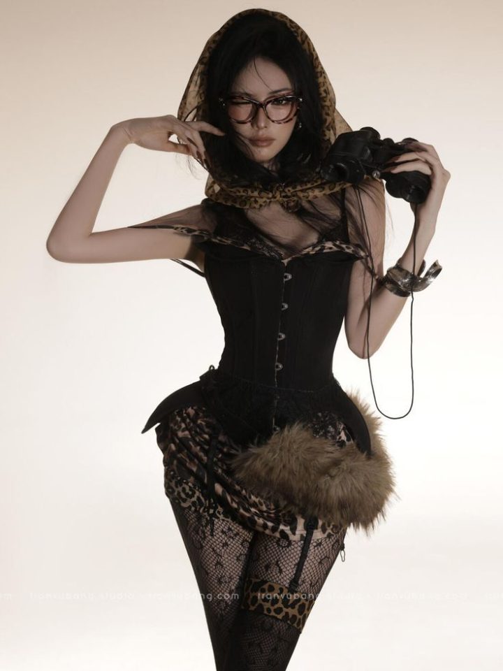 241 – Corset đen và găng tay ren phong cách gothic