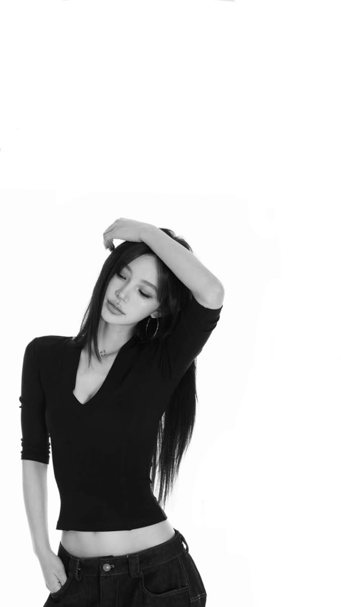 259 – Áo croptop đen quần jean chân dung tối giản