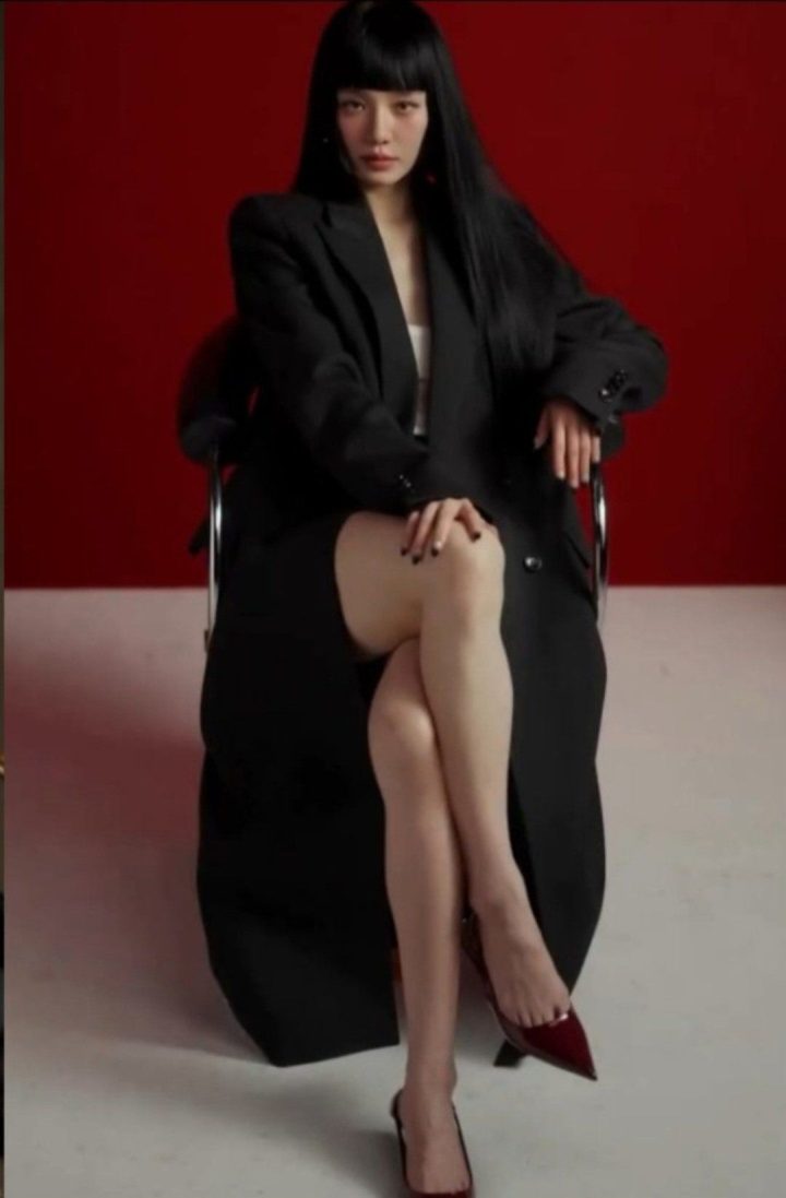 277 – Đầm đen phối áo blazer nền đỏ đô