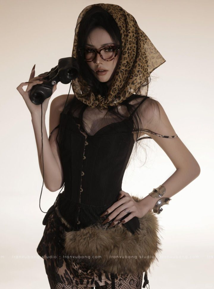 284 – Đầm corset đen và găng tay phối phụ kiện lông